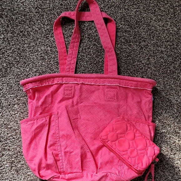 Thirty-One Retro Metro with Quilted Wristlet - Picture 1 of 8